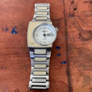 Yellow dz-4067 diesel watch. Battery installed and working.